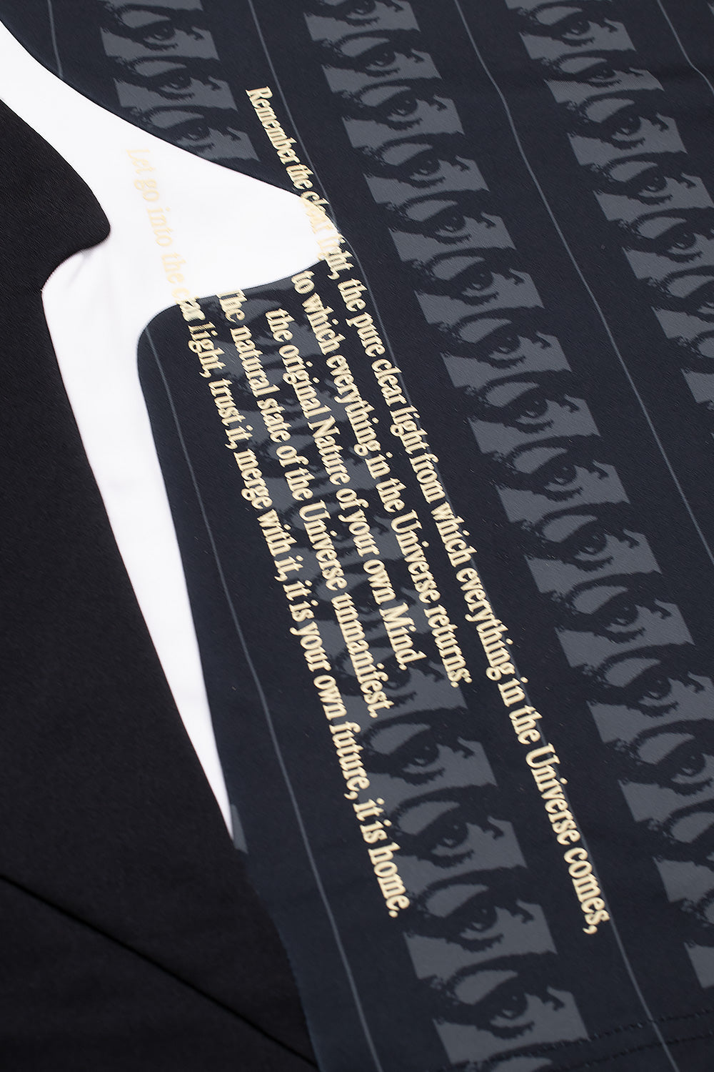"Nahaufnahme der gerippten Abschlüsse des Perks and Mini Keep It Real Jerseys in Schwarz – 95% Polyester, 5% Spandex"