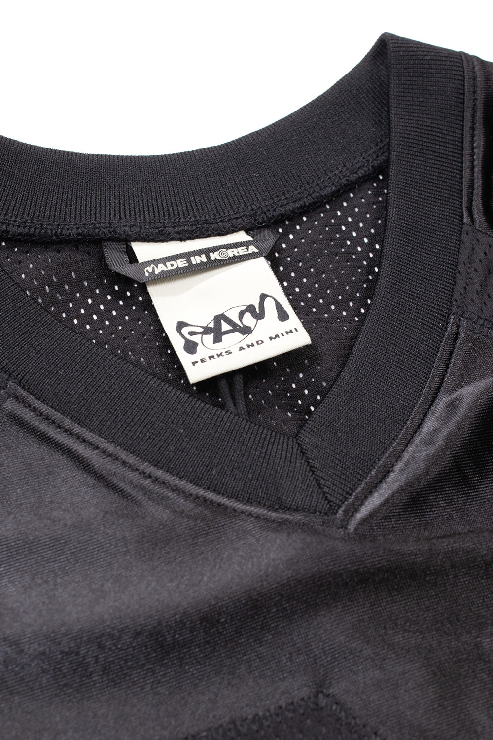 "Detailansicht des Perks and Mini Stargate Jerseys – abstrakte Grafikprints mit kontrastreichen Farben auf leichtem Stoff"