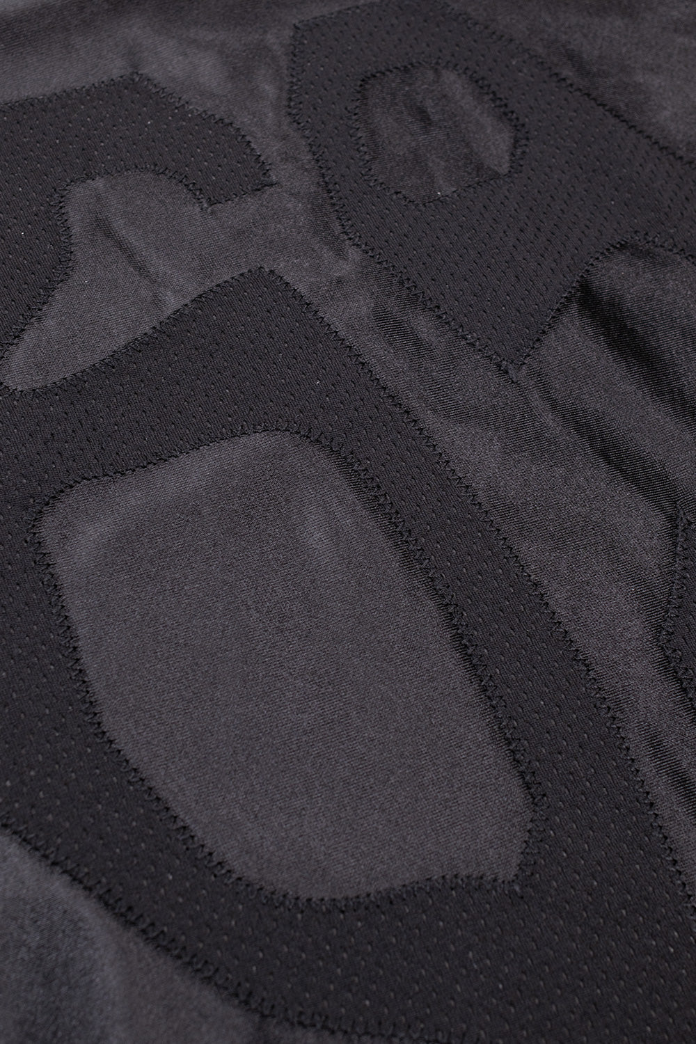 "Seitenansicht des Perks and Mini Stargate Jerseys – lockere Passform für maximalen Tragekomfort und moderne Streetwear-Ästhetik"