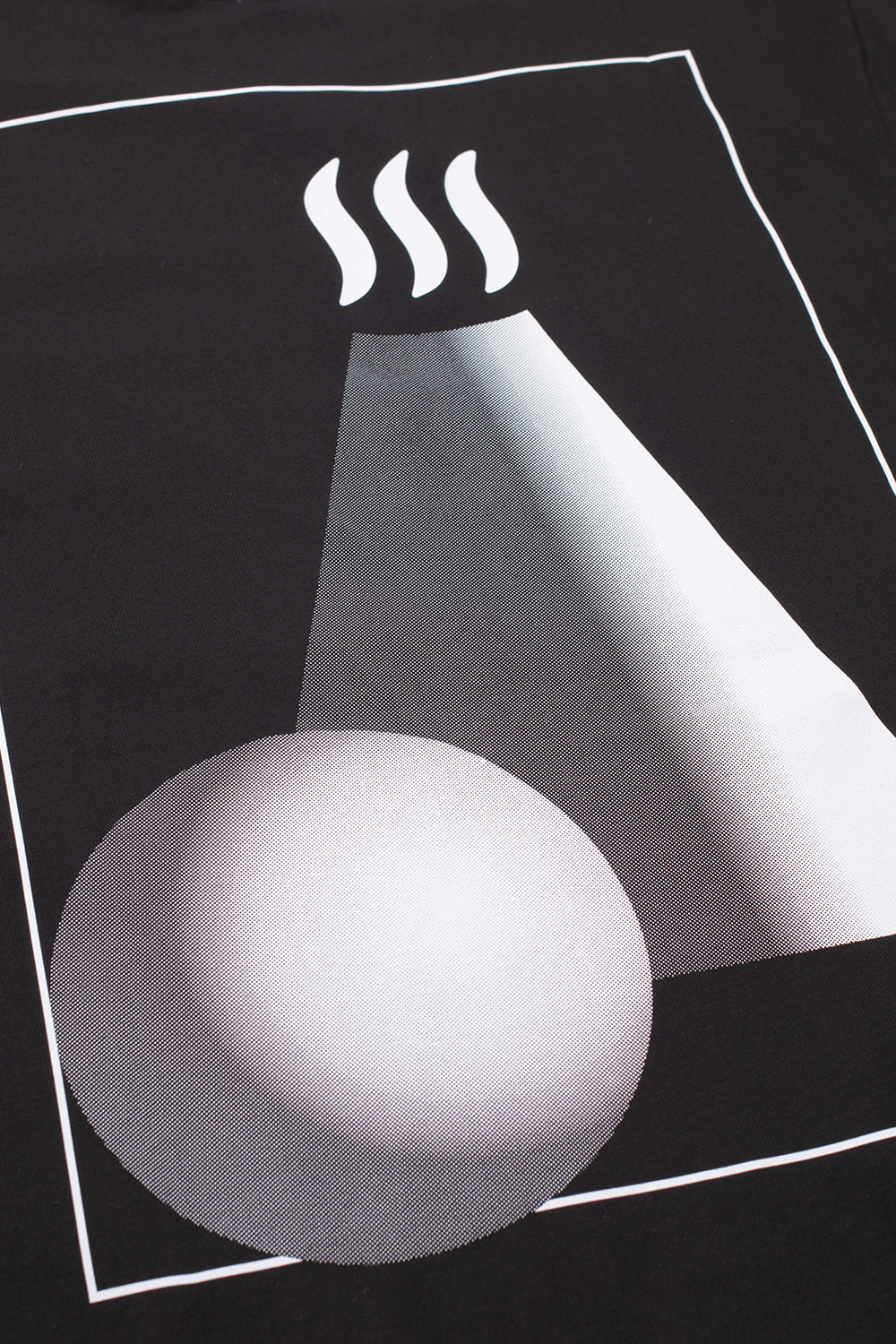 "Detailaufnahme des Perks and Mini Onsen T-Shirts – auffälliger Print mit japanisch inspiriertem Artwork"