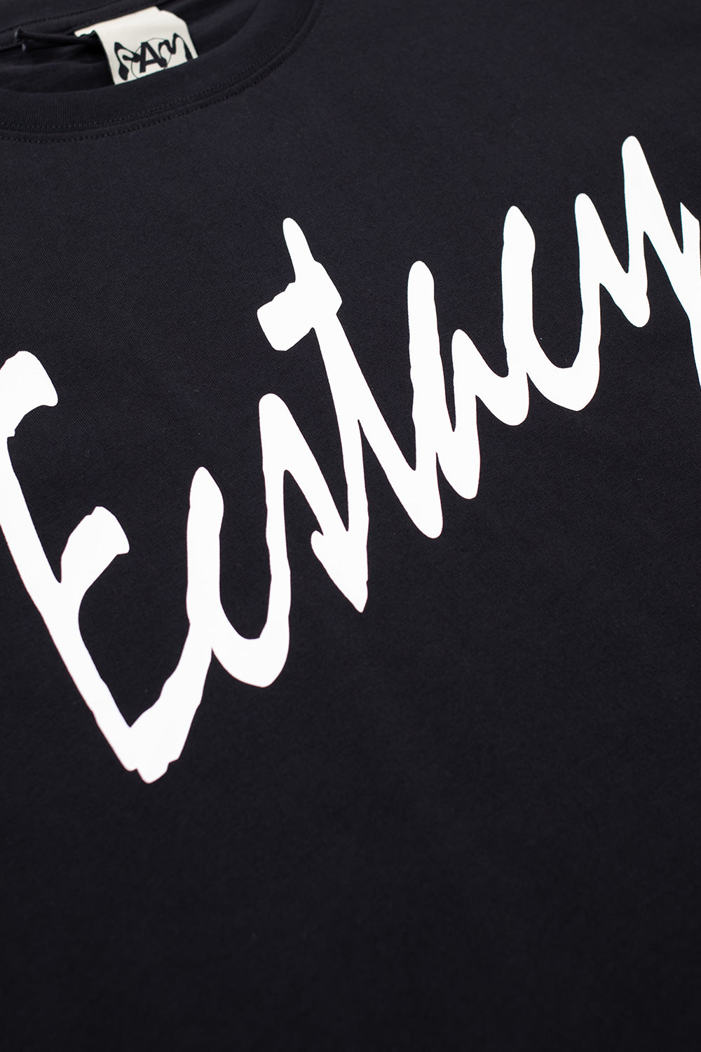 "Detailaufnahme des Perks and Mini P.World Ecstasy T-Shirts – hochwertiger Druck und weiche Baumwolle für maximalen Komfort"