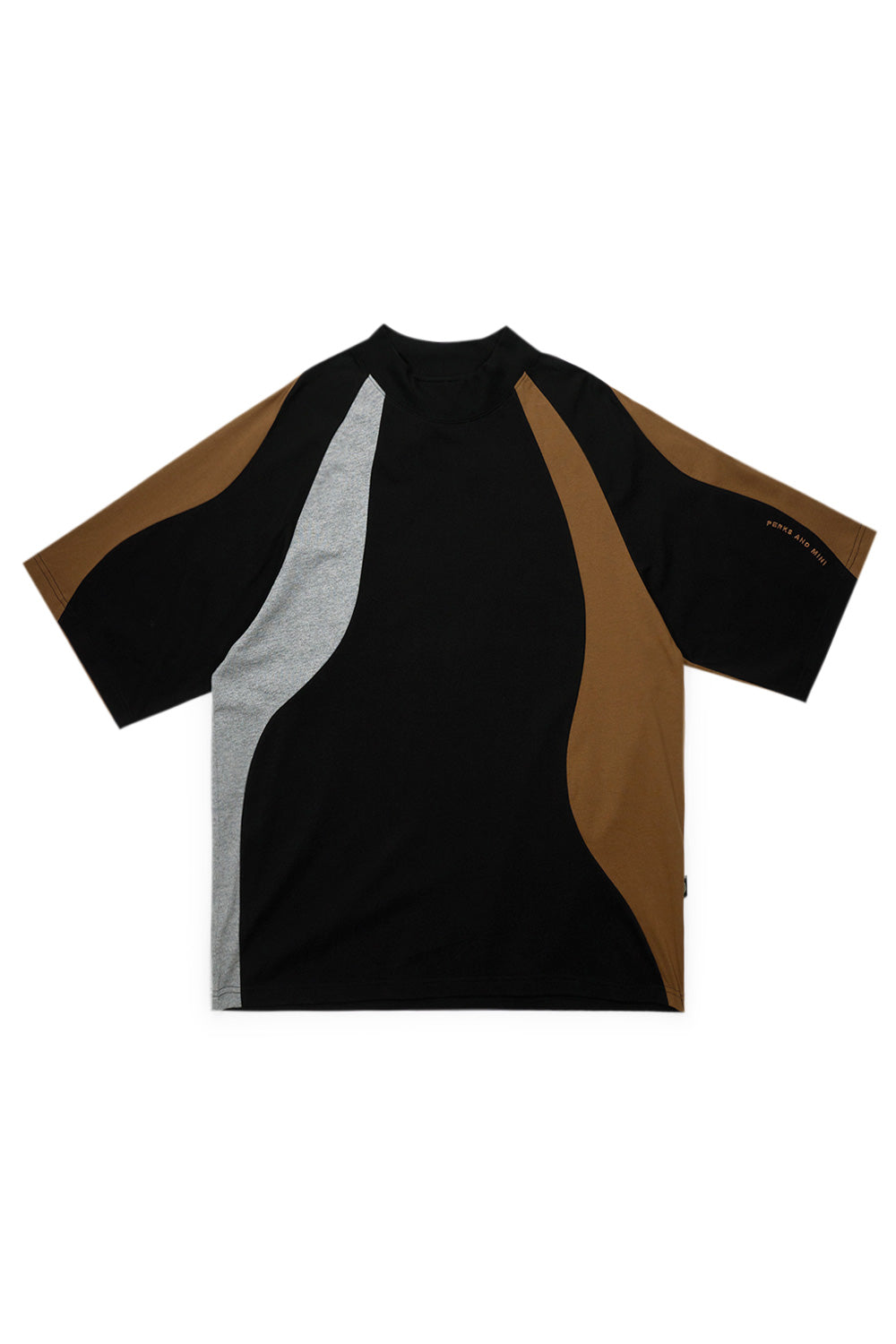 "Vorderansicht des Perks and Mini P.World Mock Neck T-Shirts – stylisches Schwarz-Weiß-Design mit Panel-Optik"
