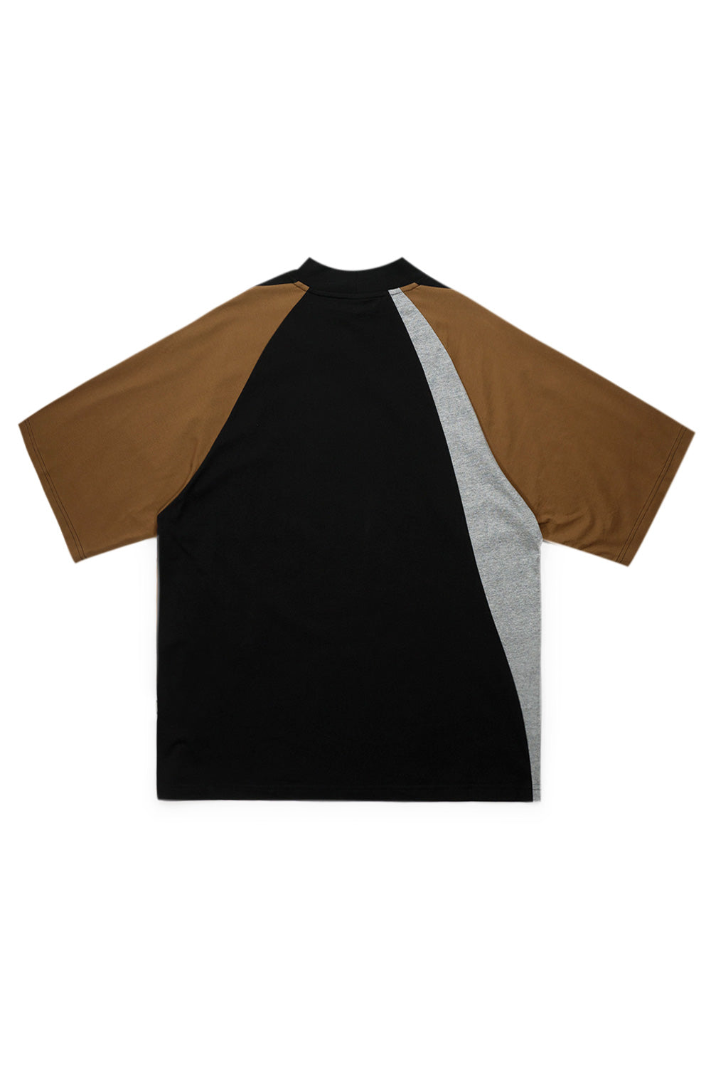 "Rückansicht des Perks and Mini P.World Panel Mock Neck T-Shirts – minimalistischer Look mit dezenter Logo-Stickerei"
