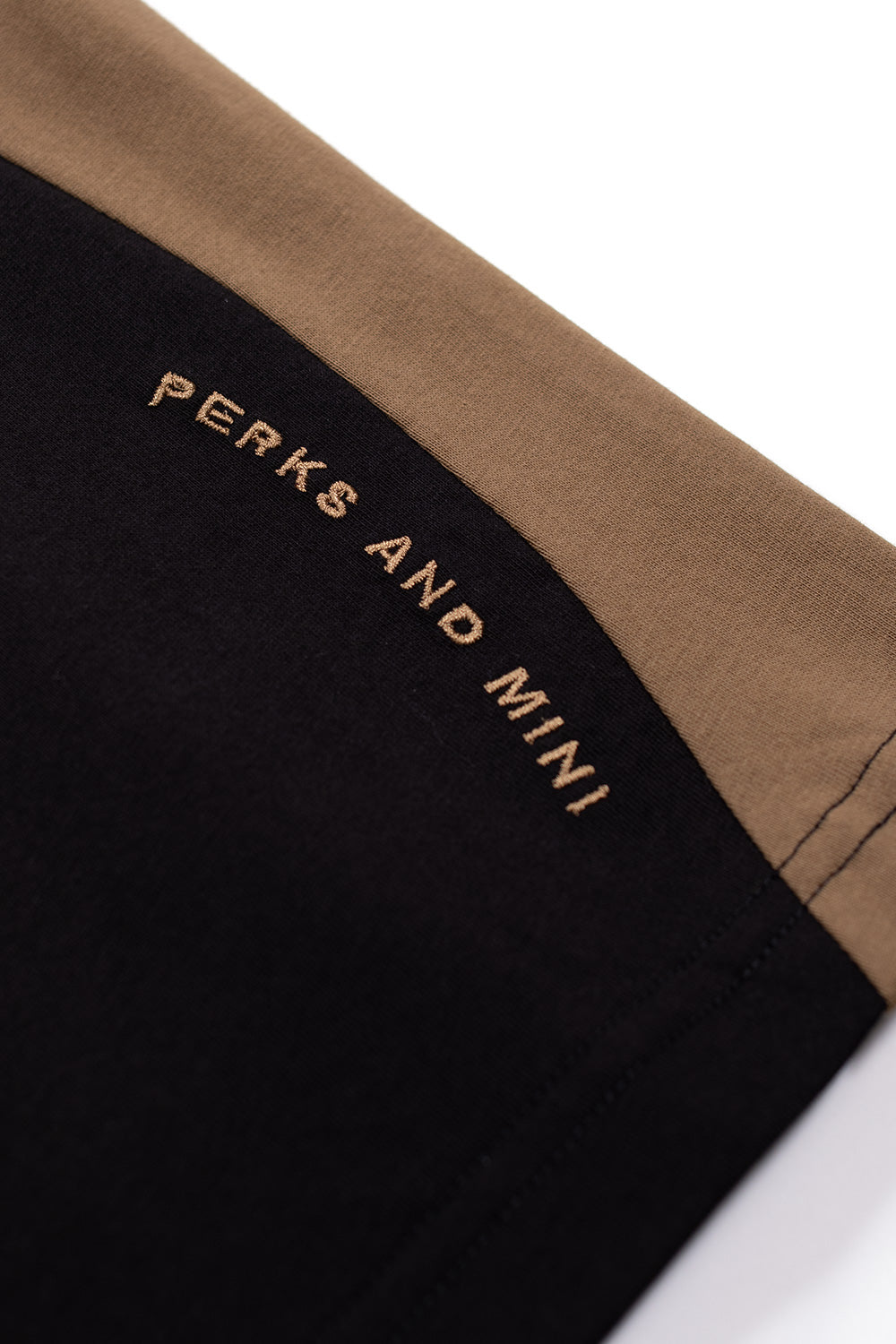 "Seitenansicht des Perks and Mini P.World Mock Neck T-Shirts – lässiger Schnitt für einen modernen, urbanen Style"