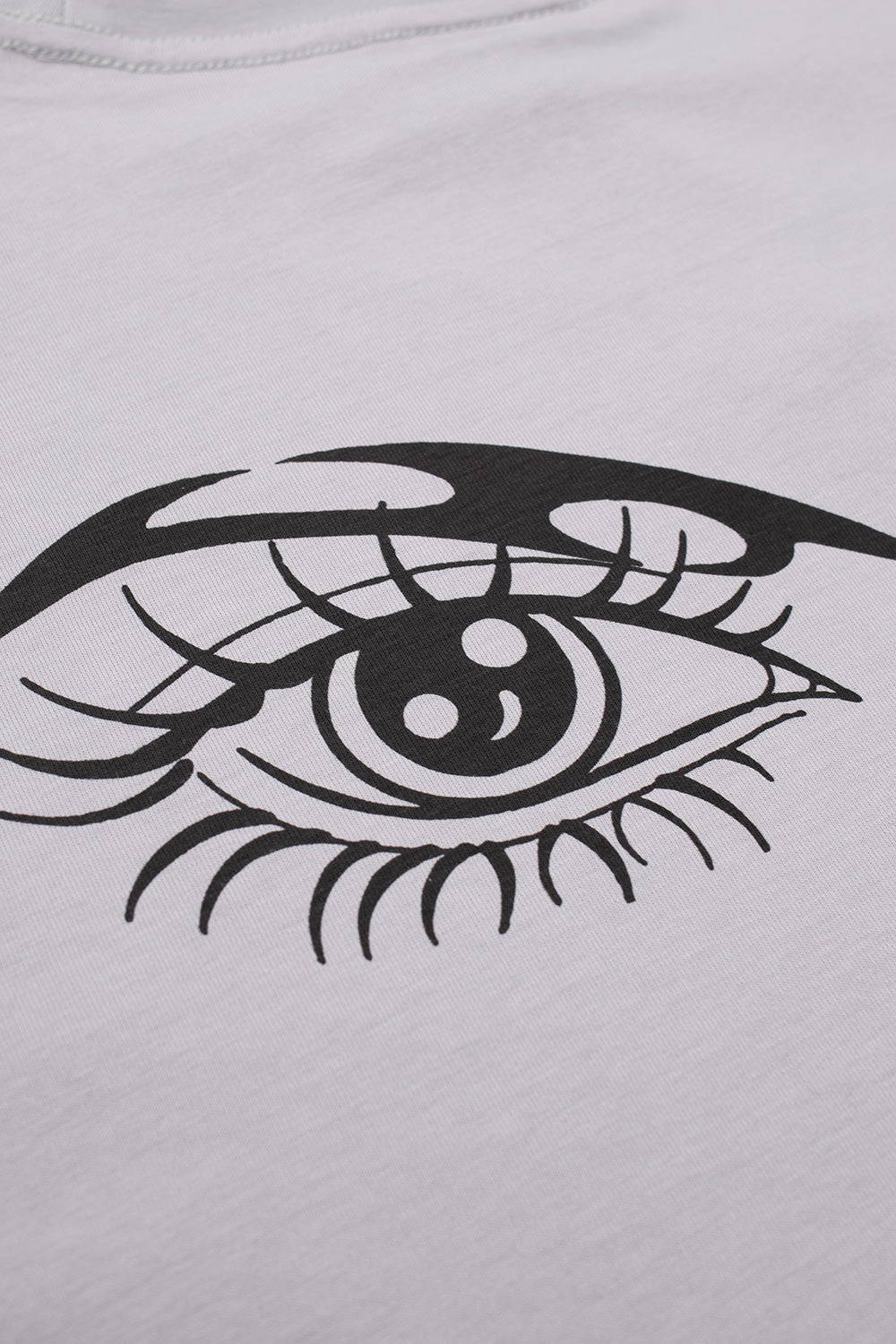 "Detailaufnahme des Perks and Mini She’s Back T-Shirts – einzigartiger Print mit künstlerischem Motiv"