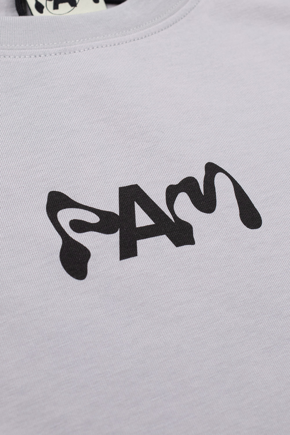 "Perks and Mini She’s Back T-Shirt Cement – graues Streetwear-Shirt mit auffälligem Grafik-Print"