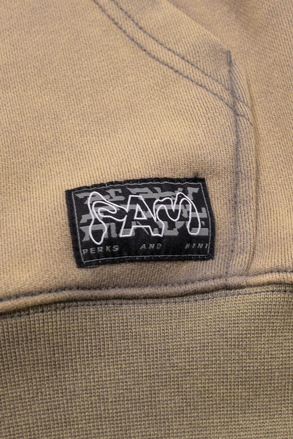 "Perks and Mini Thunderdome Zip Through Hooded Sweat in Sandstone Wash – gefertigt aus 100% Baumwolle mit 95% Baumwolle und 5% Spandex-Rippbündchen"