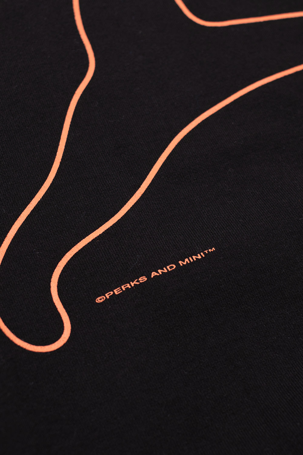 "Seitenansicht des Perks and Mini XTC Hooded Sweat – klassischer Schnitt mit verstellbarer Kapuze und Kängurutasche"