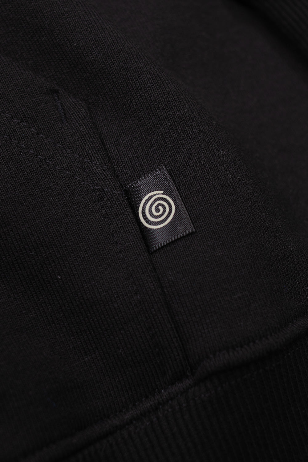 "Perks and Mini XTC Hooded Sweat Schwarz – stylischer Unisex-Hoodie für moderne Streetwear-Looks"