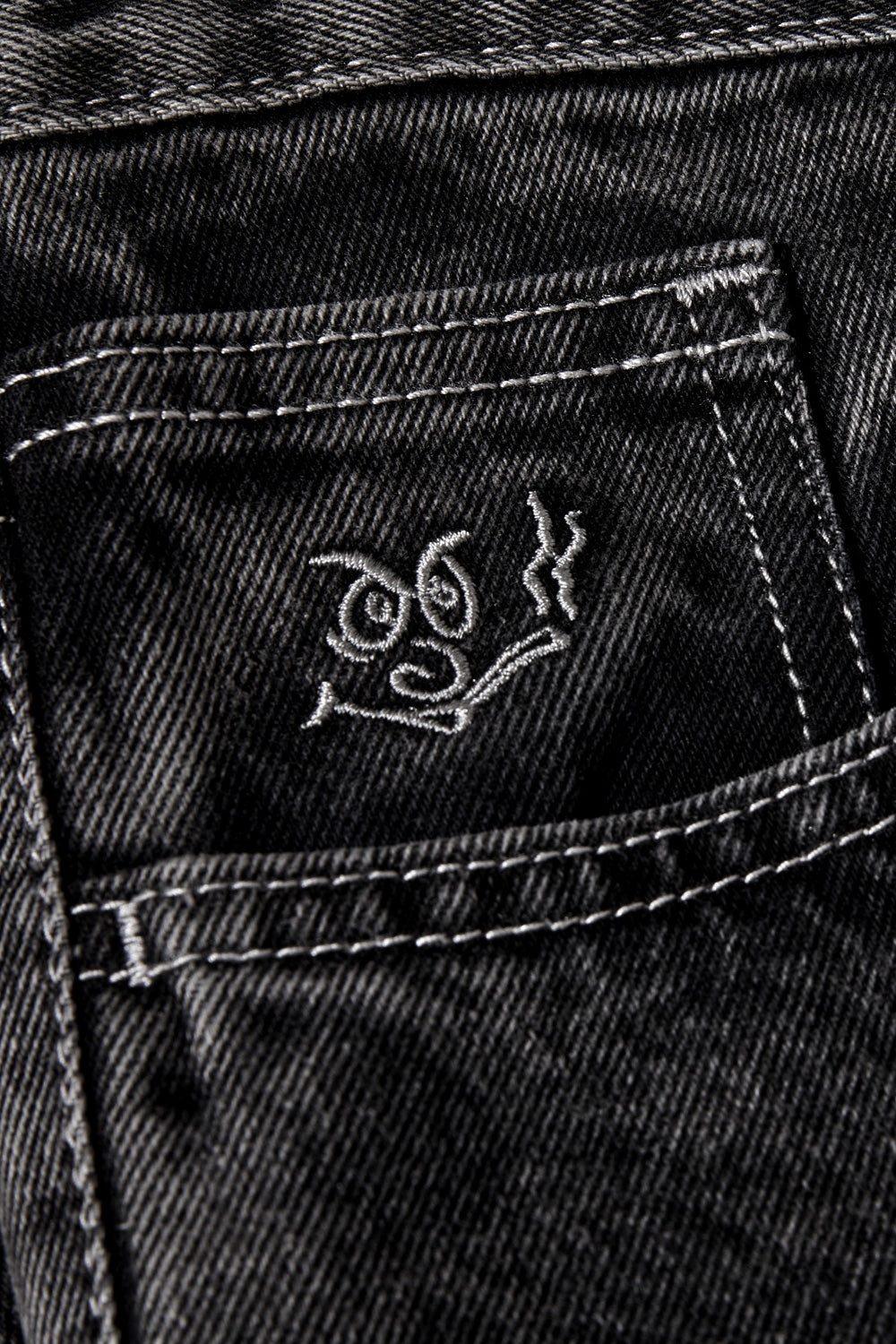 Detailaufnahme der Polar Skate Co. 92' Denim Pant Silver Black – hochwertige Metallknöpfe, Reißverschluss und gewebtes Markenlabel