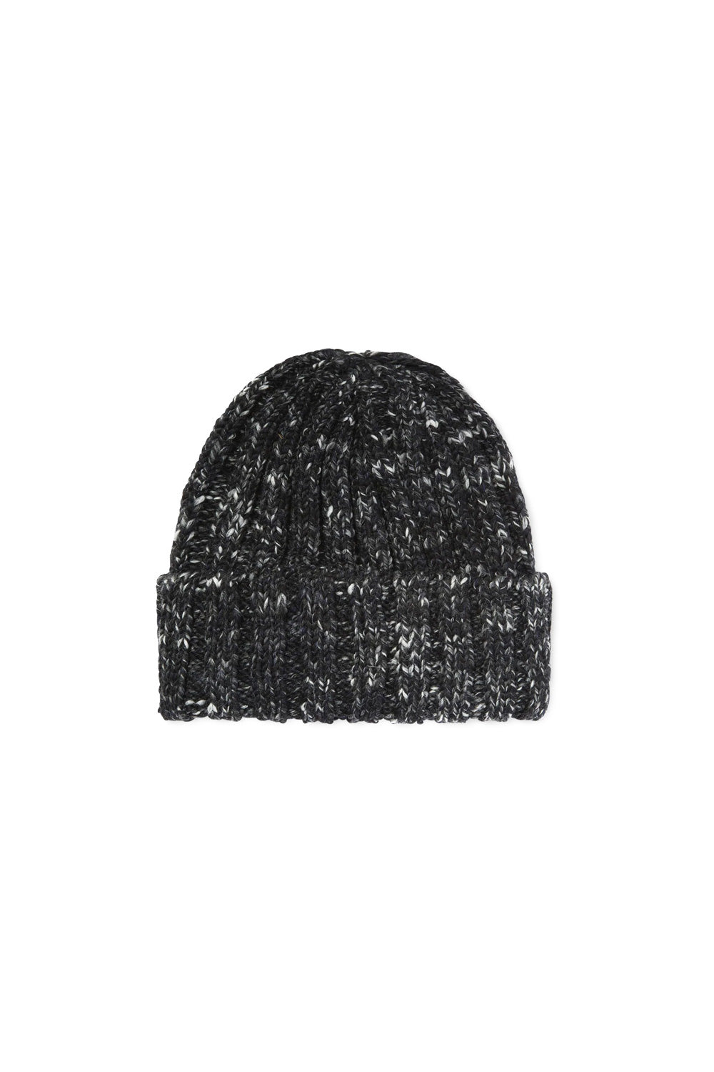 Polar Skate Co. Ali Beanie Black – Vorderansicht der schwarzen Mütze mit tonaler Logo-Stickerei