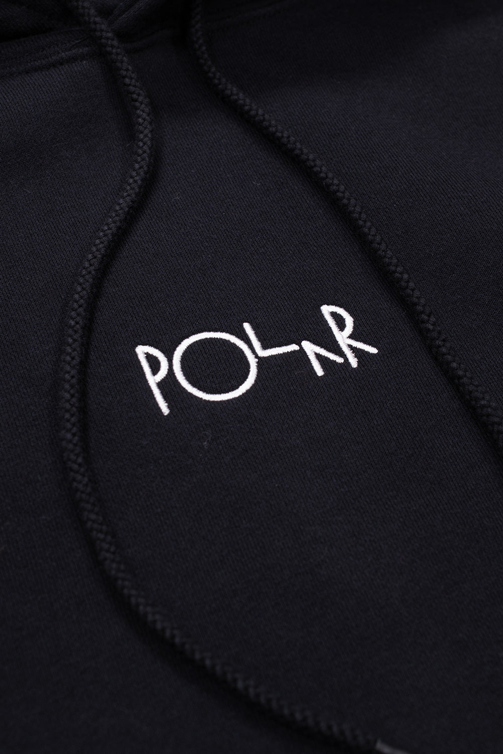 Detailaufnahme der Stickerei auf dem Polar Skate Co. Default Hoodie Black – minimalistisches Branding für einen cleanen Look