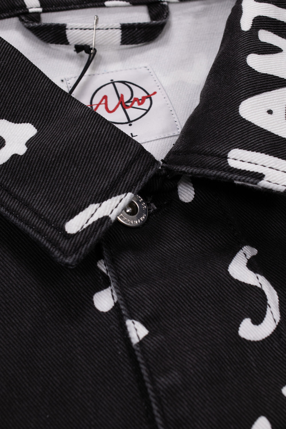 Detailaufnahme Kragen der Polar Skate Co. Patrick Jacket Sad Notes Black White – hochwertige Stickerei und ausgefallenes Muster für einen individuellen Look