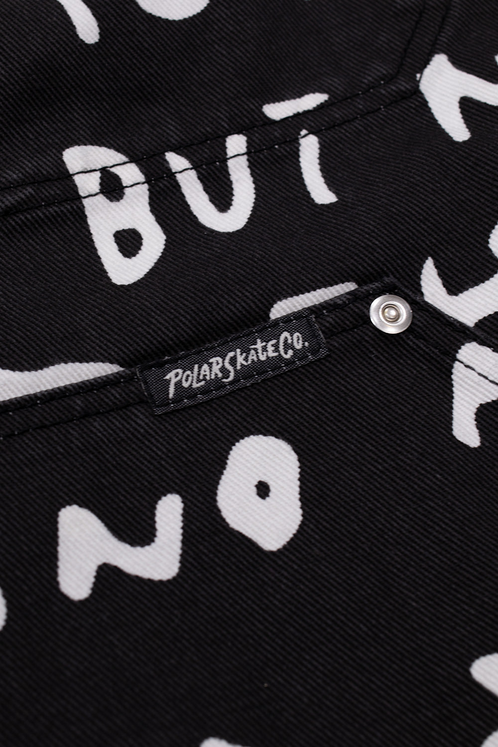 Detailaufnahme Patch der Polar Skate Co. Patrick Jacket Sad Notes Black White – hochwertige Stickerei und ausgefallenes Muster für einen individuellen Look