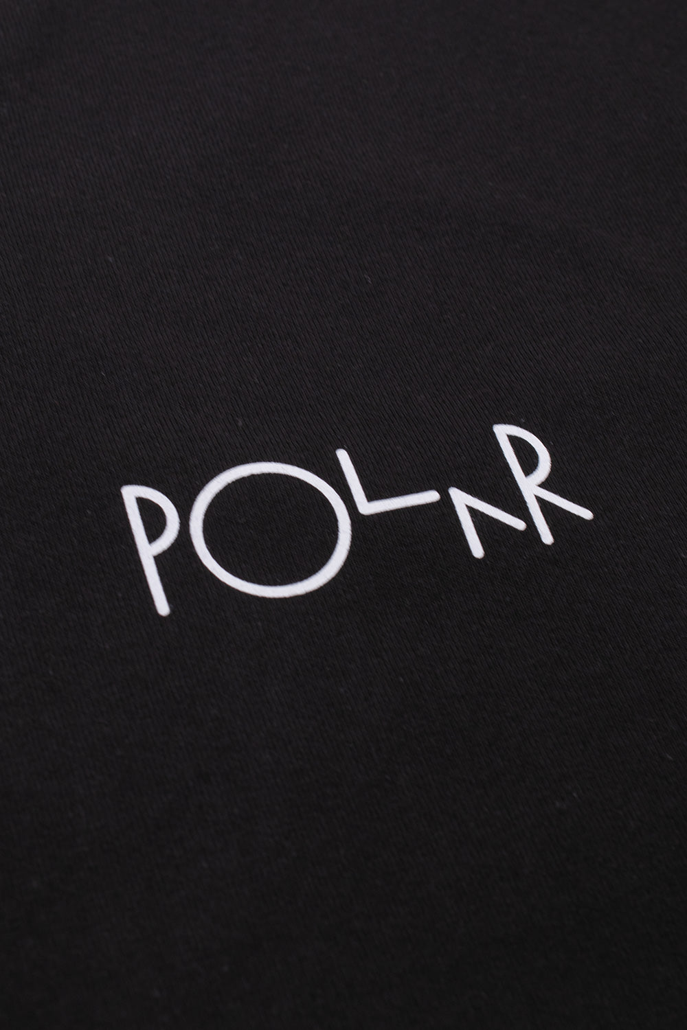 Detailaufnahme der Stickerei auf dem Polar Skate Co. Stroke Logo T-Shirt Black – minimalistisches Branding mit gesticktem Logo