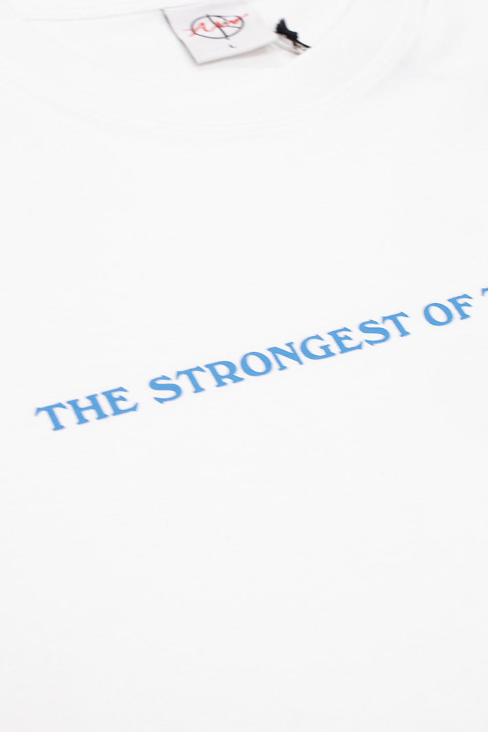 Detailaufnahme des Prints auf dem Polar Skate Co. Strongest Of The Strange T-Shirt White – kreatives Artwork auf der Brust für einen individuellen Look
