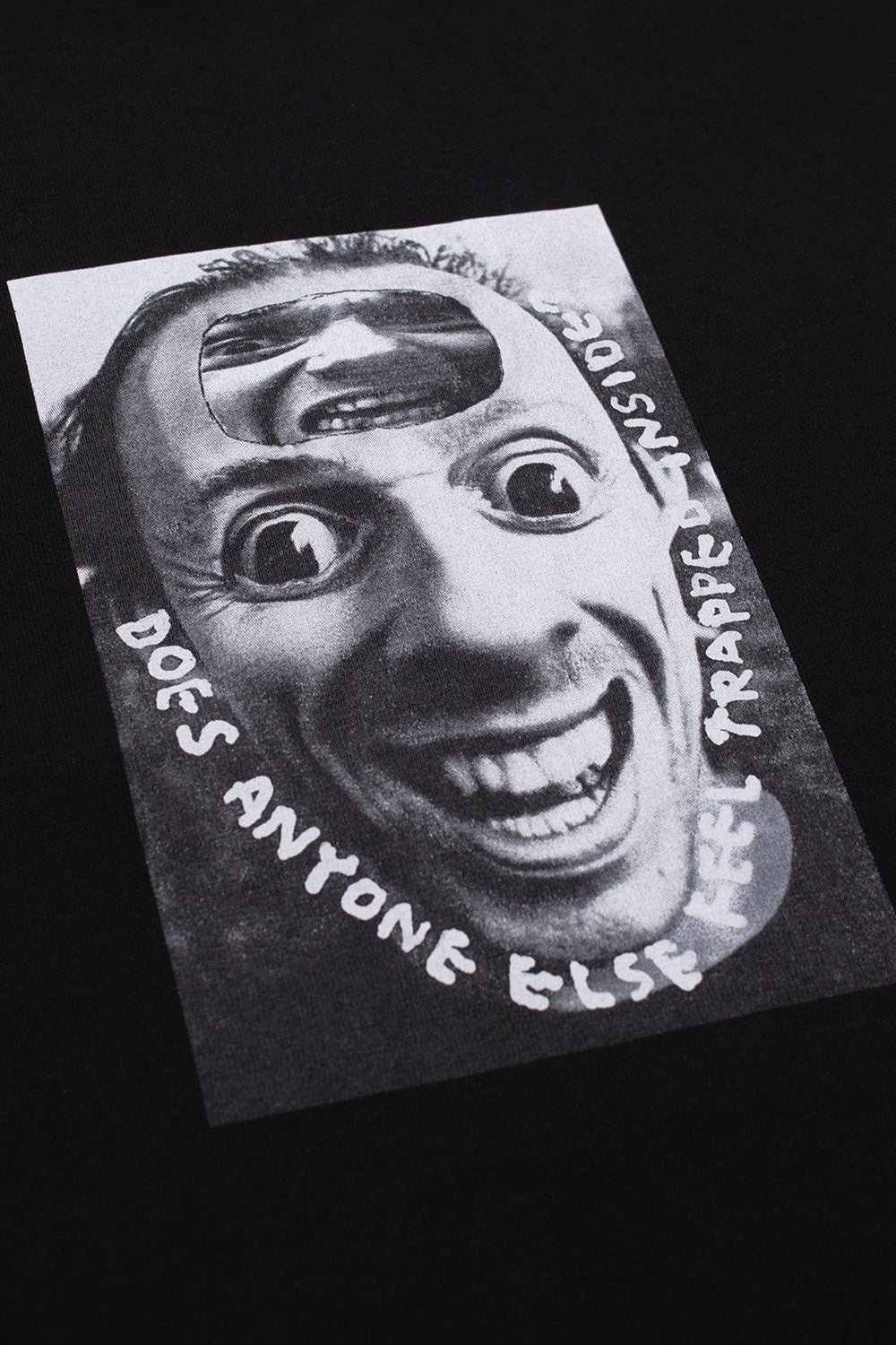 Detailansicht des Brustaufdrucks auf dem Polar Skate Co. Trapped Inside T-Shirt in Schwarz