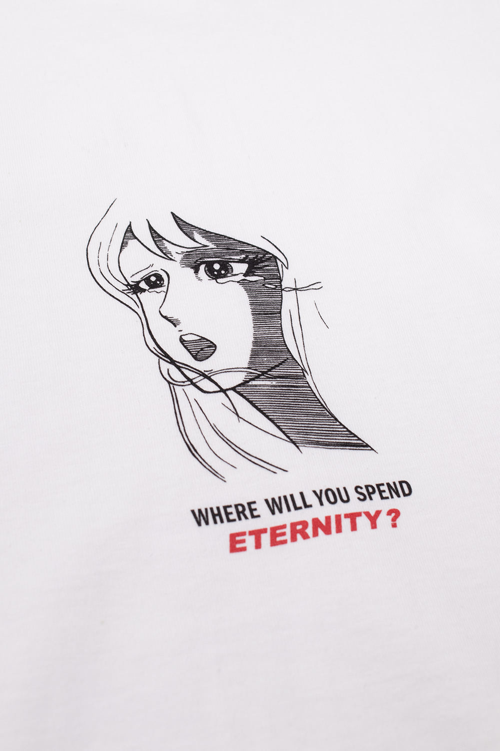 Detailaufnahme des blauen "The Keep"-Designs auf der Vorderseite des schwarzen Sci-Fi Fantasy T-Shirts