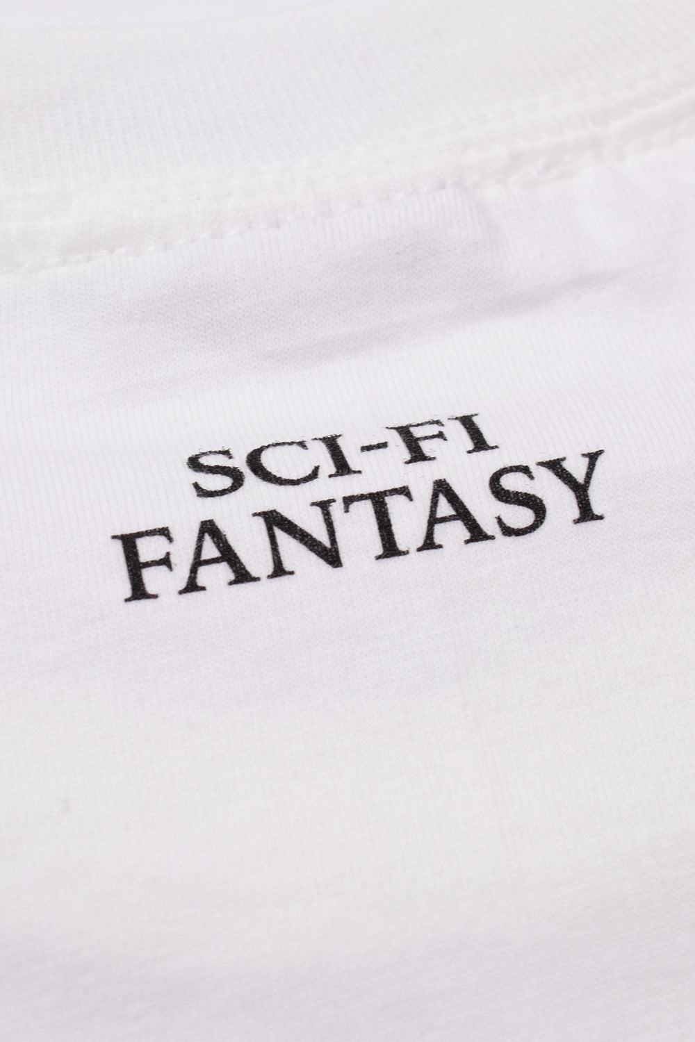 Nahaufnahme des Halsausschnitts des schwarzen Sci-Fi Fantasy The Keep T-Shirts