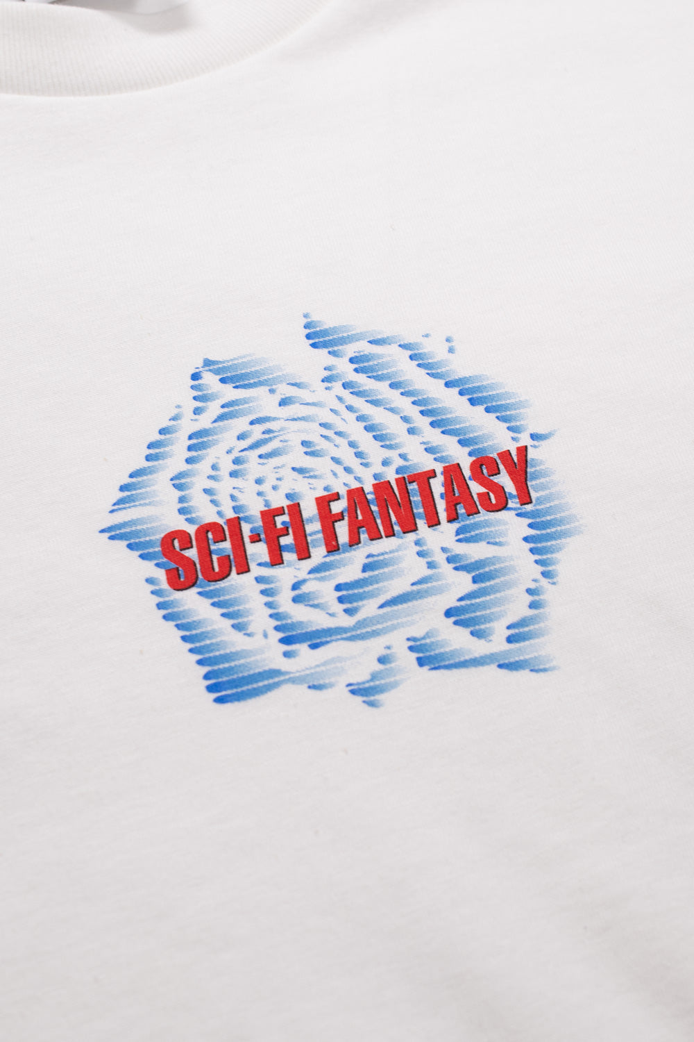 Detailaufnahme des roten Rosenaufdrucks auf der Vorderseite des weißen Sci-Fi Fantasy T-Shirts