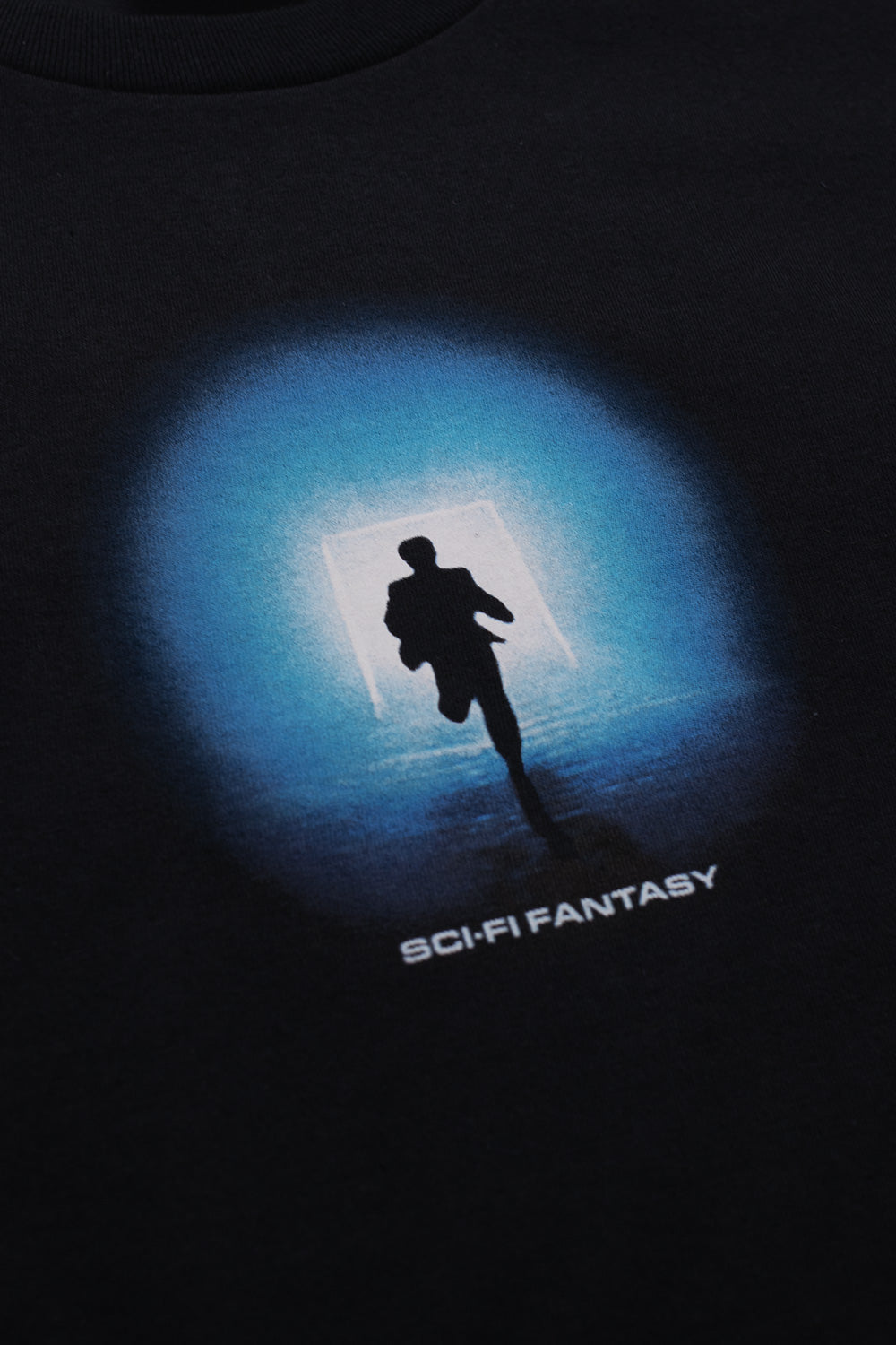 Detailaufnahme des blauen "The Keep"-Designs auf der Vorderseite des schwarzen Sci-Fi Fantasy T-Shirts