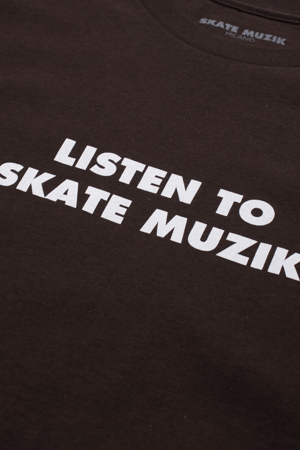 Frontalansicht des braunen Skate Muzik Listen T-Shirts mit weißem Brustaufdruck