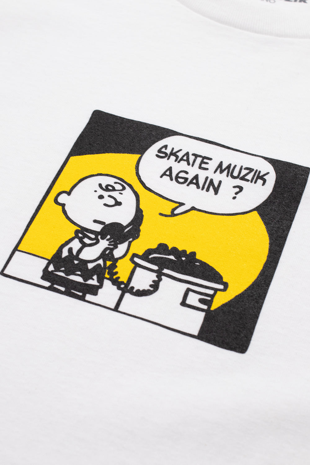 Detailaufnahme des Brustaufdrucks auf dem weißen Skate Muzik SM Again? T-Shirt