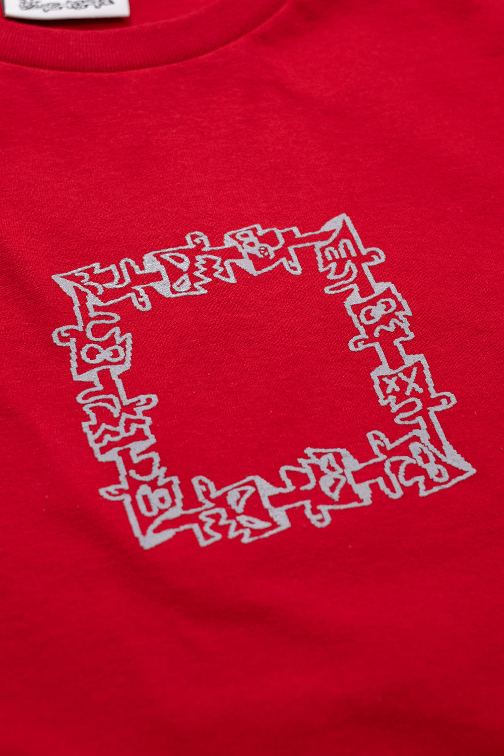 Slinky Logo T-Shirt in Cherry Red – Stylisches rotes T-Shirt mit markantem Slinky Logo für ein modernes, urbanes Outfit