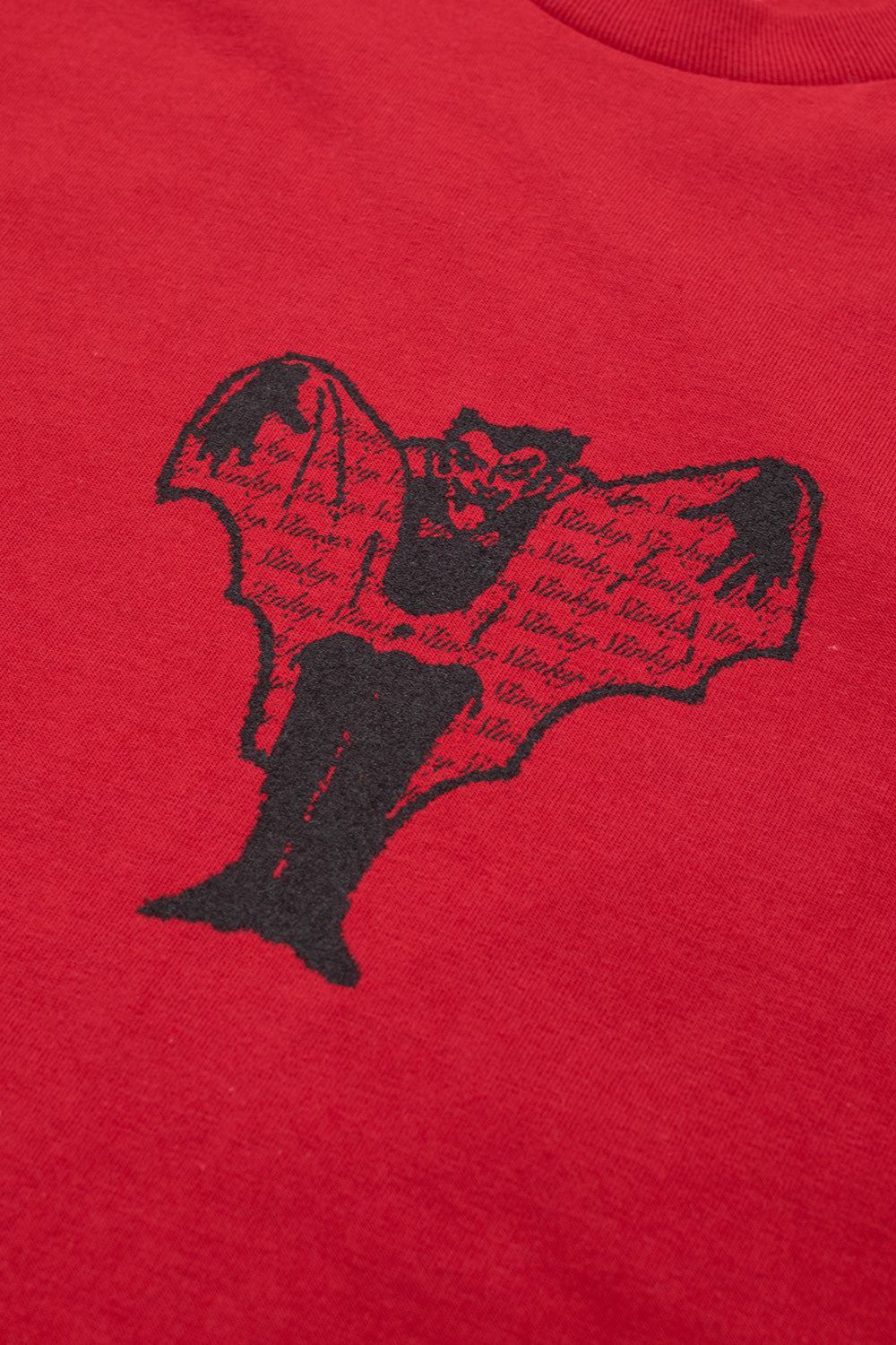 Rotes Slinky T-Shirt mit kreativem Vampire-Print, perfekt für individuelle urbane Styles.