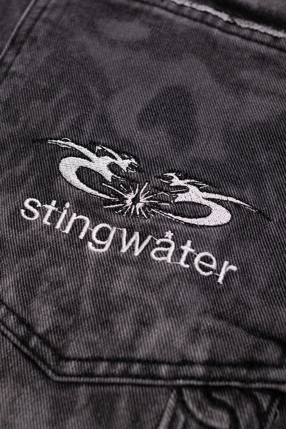 Schwarze Stingwater Ego Death Jeans – Relaxed-Fit Hose mit Logo-Details