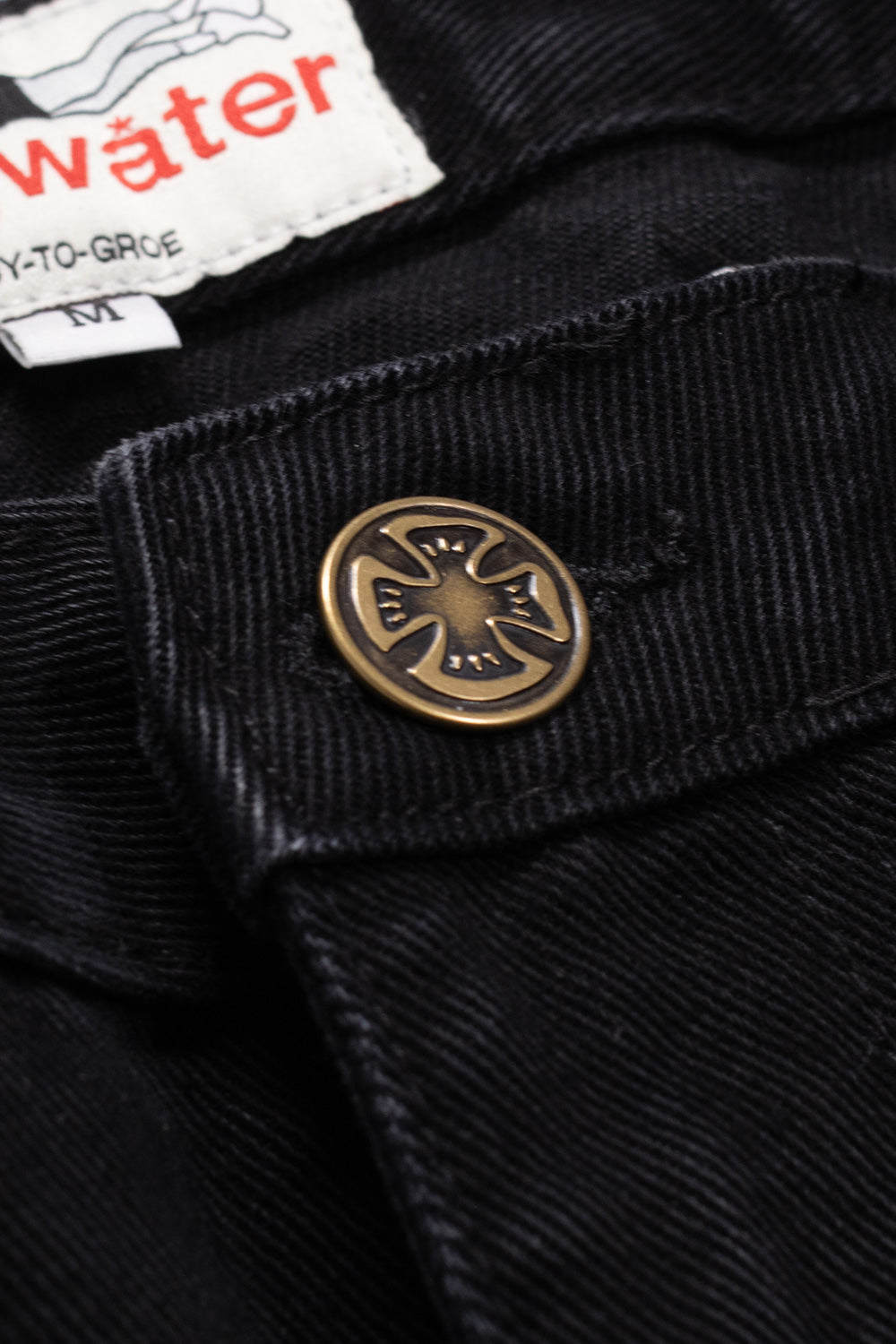 Stingwater Saloon Jean Shorts Black – Stylische, schwarze Jean-Shorts von Stingwater für Damen und Herren, die urbanen Charme mit Komfort verbinden.