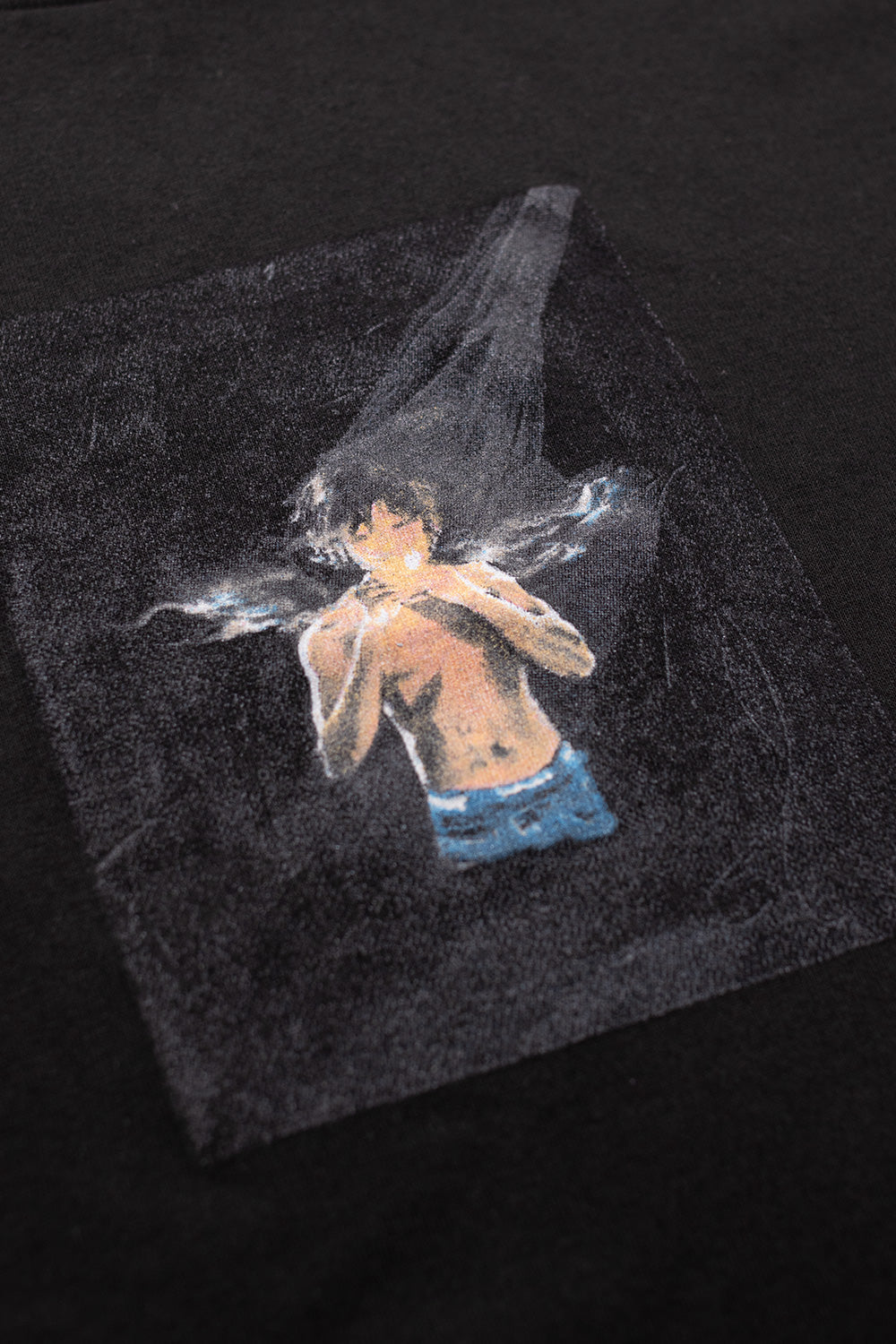 Violet! In The Essence Kader Sylla T-Shirt in Schwarz – Stylisches schwarzes T-Shirt mit exklusivem Artwork von Kader Sylla, perfekt für trendbewusste Mode-Fans