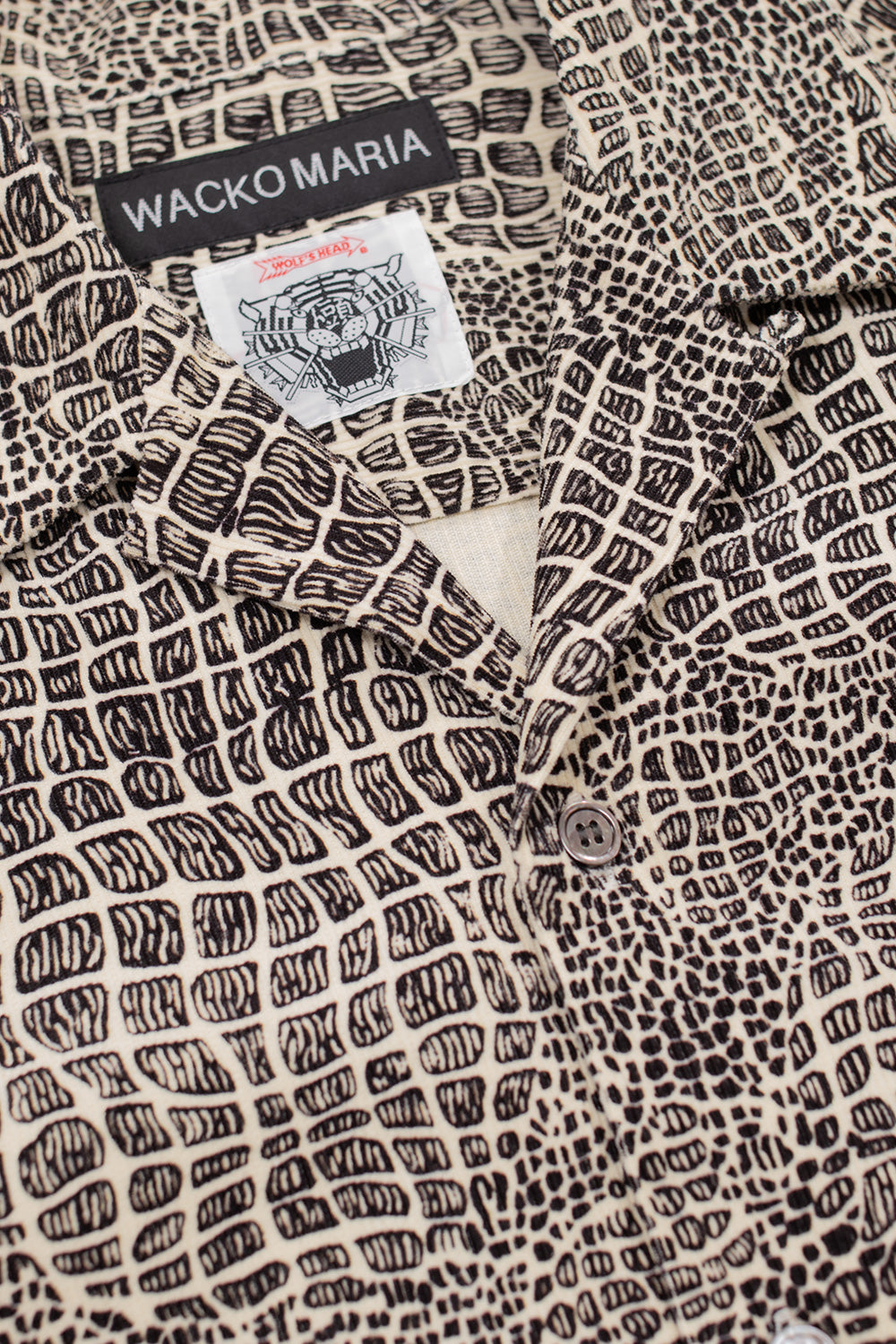 close up Wacko Maria Wolf’s Head shirt collar showing Tokyo collaboration labels, detailed all-over print pattern and high quality cotton construction, exclusive Japanese designer shirt