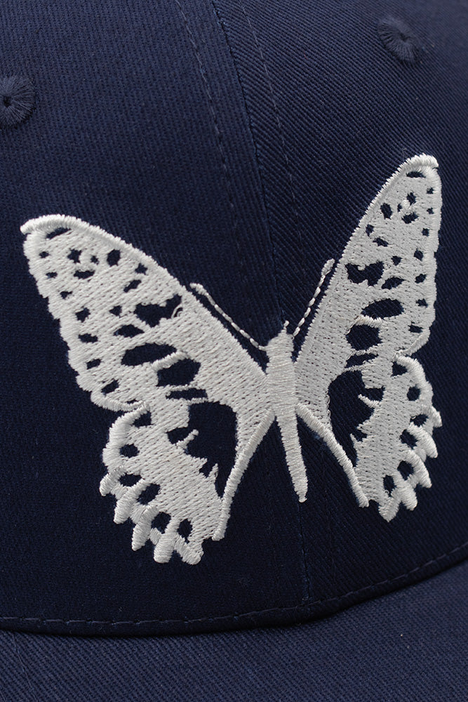 Stylische Bye Jeremy Cap in Navy mit Schmetterlings-Logo, ideal für Fans von auffälliger, moderner Headwear.