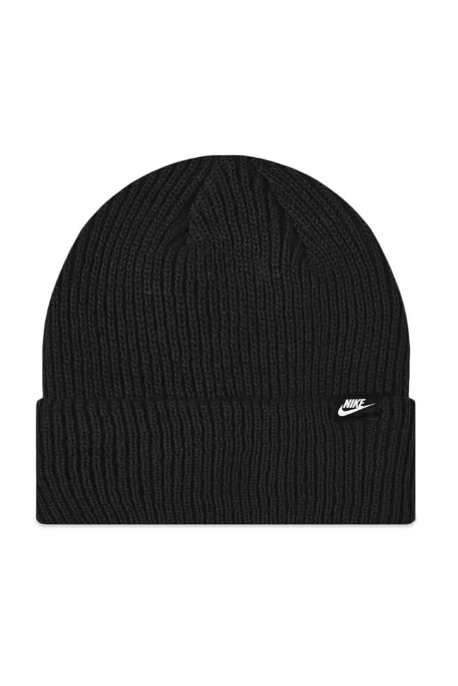 Frontalansicht der schwarzen Nike Fisherman Beanie mit aufgenähtem Nike-Label