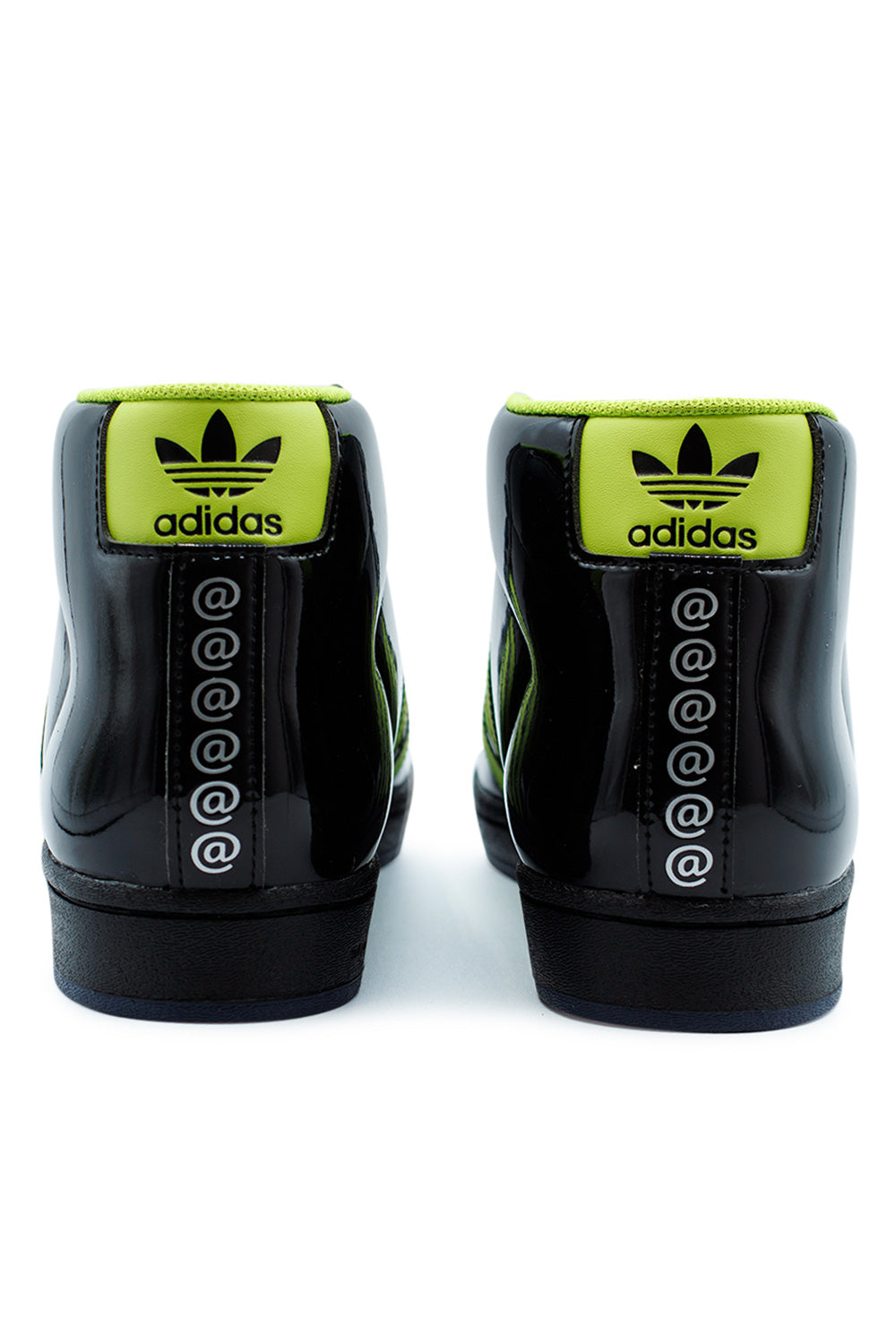 Rückansicht des High-Top-Sneakers mit goldfarbenem Branding und sportlicher Retro-Silhouette