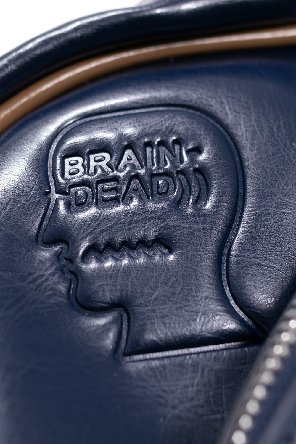Große, retro-inspirierte Adidas Brain Dead Umhängetasche in Navy und Braun mit einzigartigem Logo-Mix.