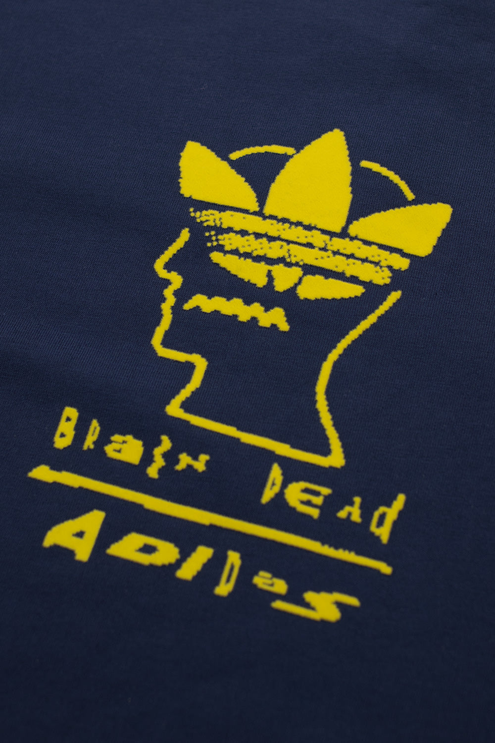 Adidas Brain Dead Kurzarmshirt in Collegiate Navy – reguläre Passform, hochwertige Baumwolle und kreativer Logo-Style.