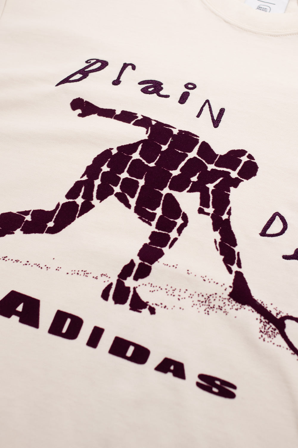 Weißes Adidas T-Shirt aus 100 % Baumwolle mit markanter Grafik auf der Brust und Vintage-Einzelnaht an den Ärmeln.