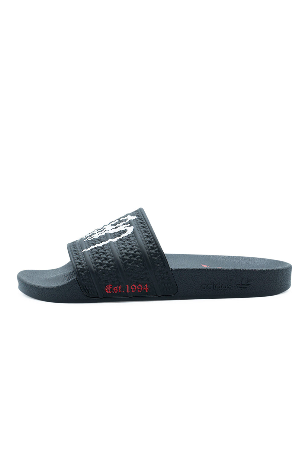 Adidas x Korn Adilette Slide Core Black – Sportlich-elegante Adilette mit schwarzem Design und auffälligen roten Details aus der exklusiven Korn-Kollaboration

