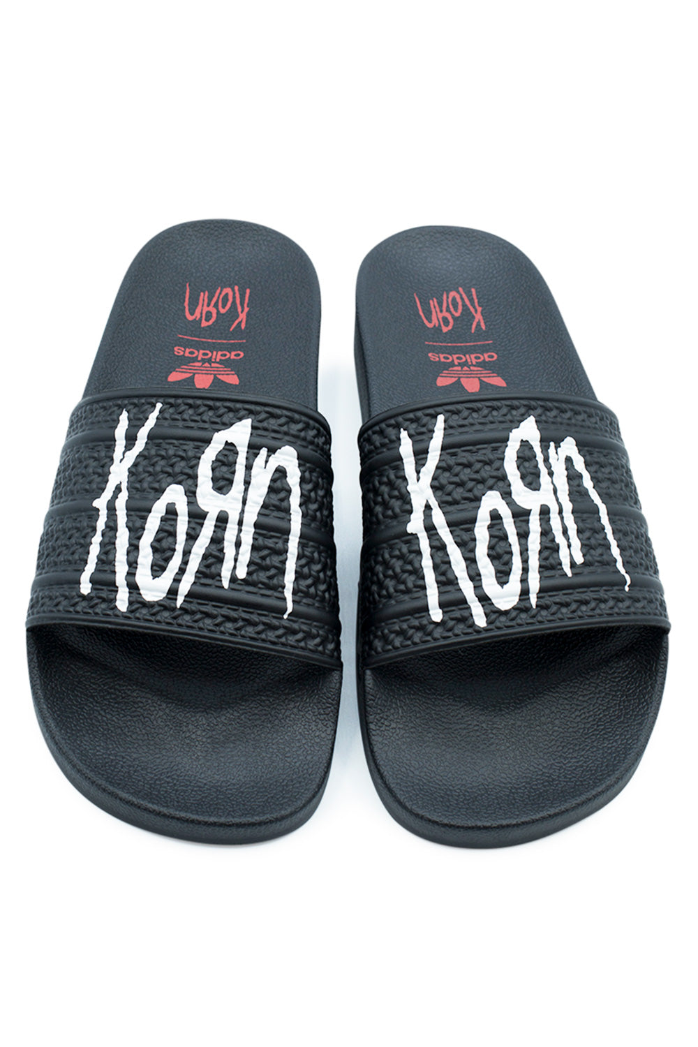 Adidas x Korn Adilette Sandalen – Komfortable Slides in Core Black und Cloud White mit markantem Korn-Logo und rotem Akzent
