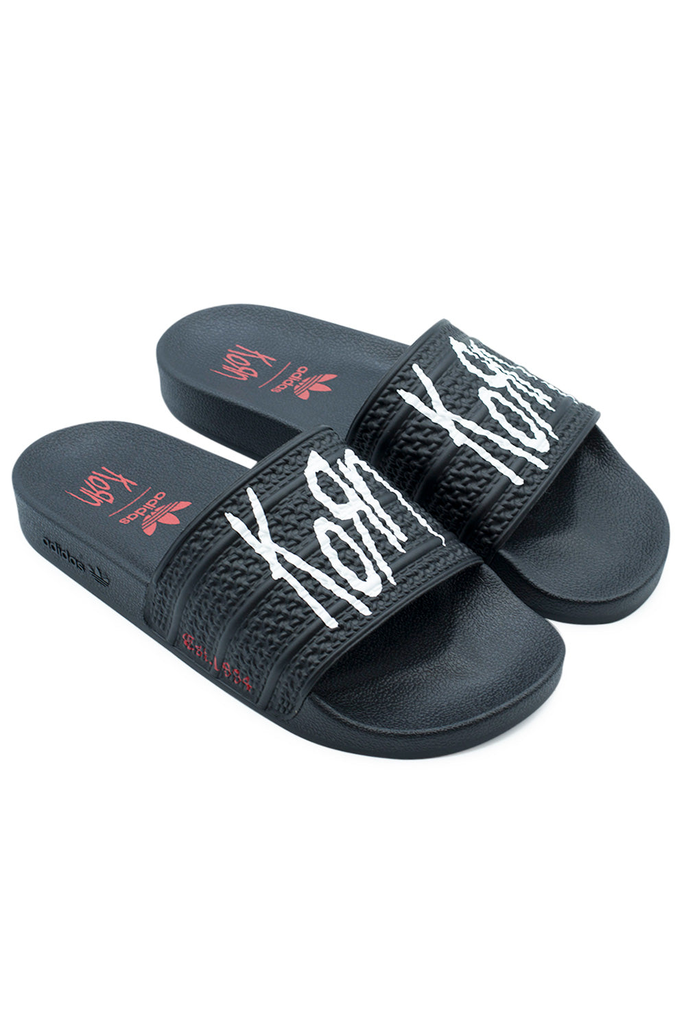 Adidas x Korn Adilette Core Black – Ikonische Adilette Sandalen mit Korn Branding und rotem Design-Highlight für Fans von Streetwear und Musik
