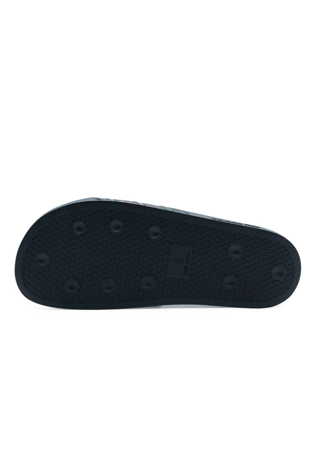 Adidas x Korn Adilette Schuh – Sportliche Slides in Schwarz und Weiß, kombiniert mit auffälligen roten Korn-Akzenten für maximalen Komfort und Style
