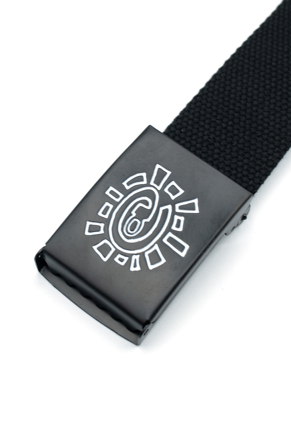 "Always Black Embossed Sun Canvas Belt – Robuster schwarzer Gürtel mit stilvollem Sonnendesign für urbanen Look"