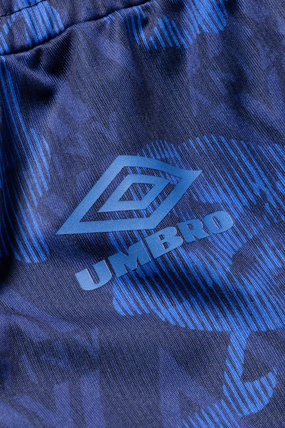 "Aries x Umbro Roses Football Shorts Blue – Premium blaue Sport-Shorts mit exklusivem Rosendesign aus der Aries x Umbro Kollektion"
