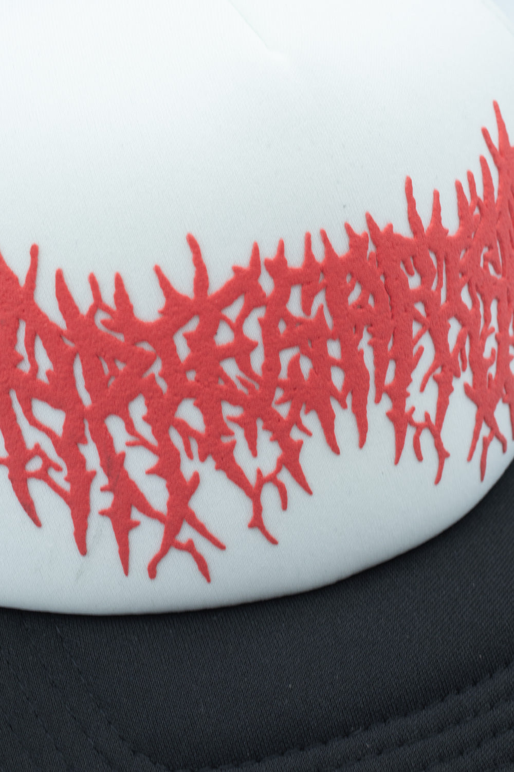 "Aries Metal Trucker Cap – Detailansicht des Aries-Metalllogos auf der Front, verleiht der Cap einen einzigartigen Look"