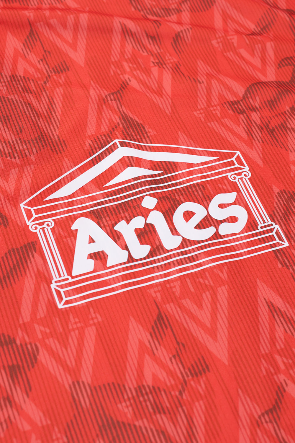 "Aries x Umbro Sporttrikot Rot – Atmungsaktives Performance-Shirt mit einzigartigem Co-Branding"