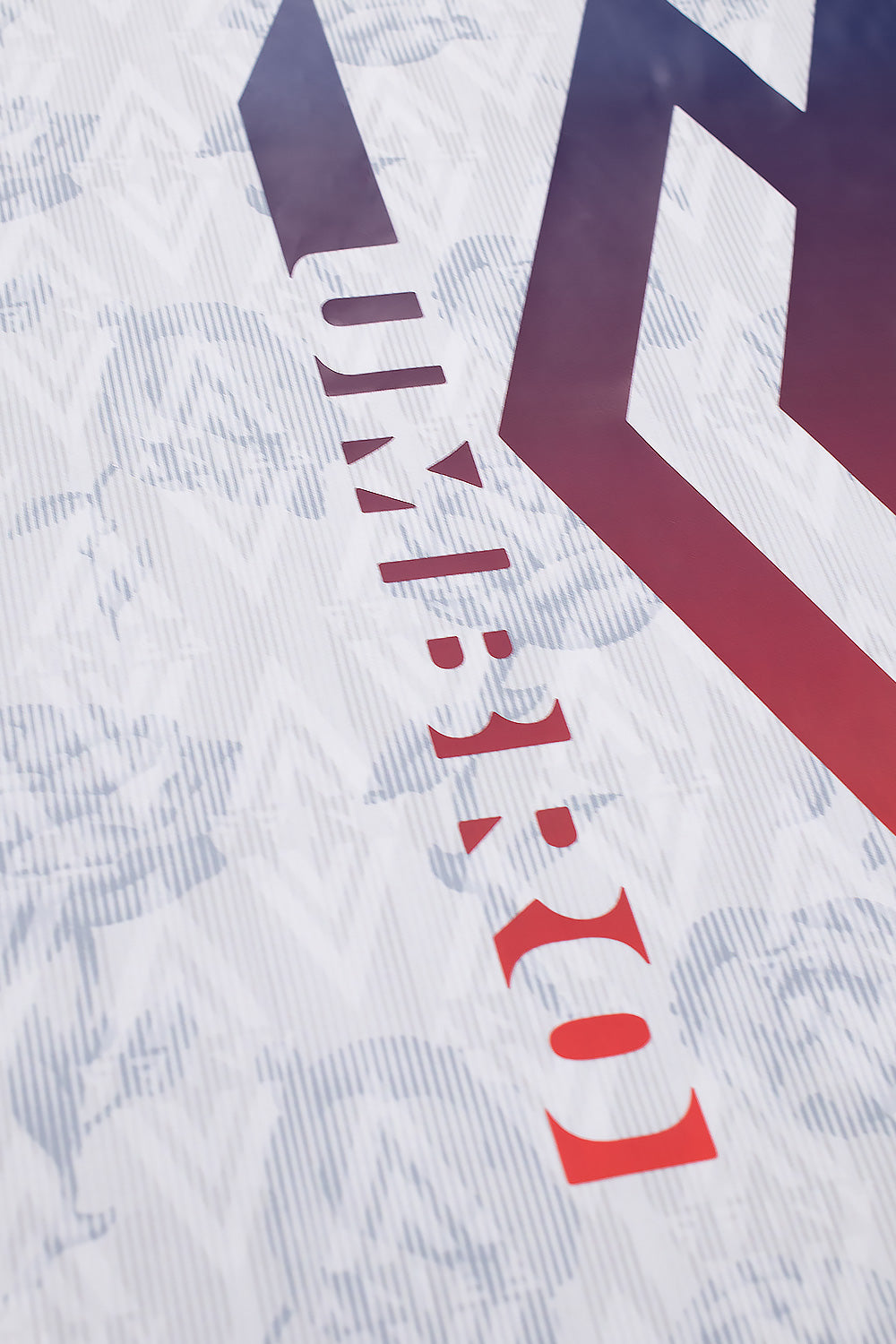 "Aries x Umbro Football Jersey White – Weißes, ikonisches Trikot mit edlem Rosendesign für sportliche Streetwear"
