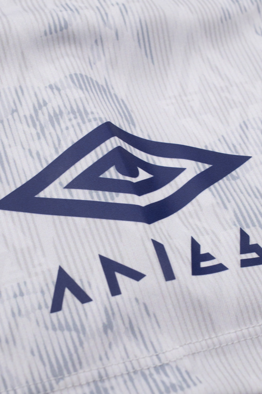 "Aries x Umbro Roses White Football Jersey – Weißes Trikot mit einzigartigem Rosen-Print für Fans von exklusiver Sportmode"