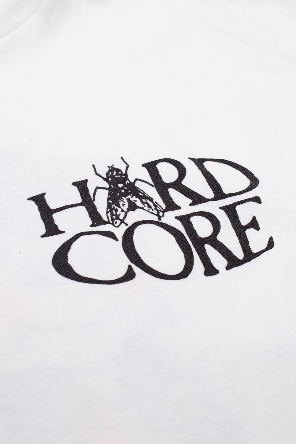 "Nahaufnahme des Aries Cave They T-Shirts – präziser Print und hochwertige Verarbeitung"